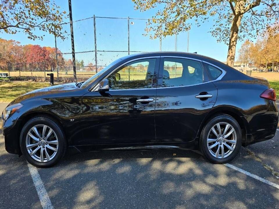 Infiniti Q70