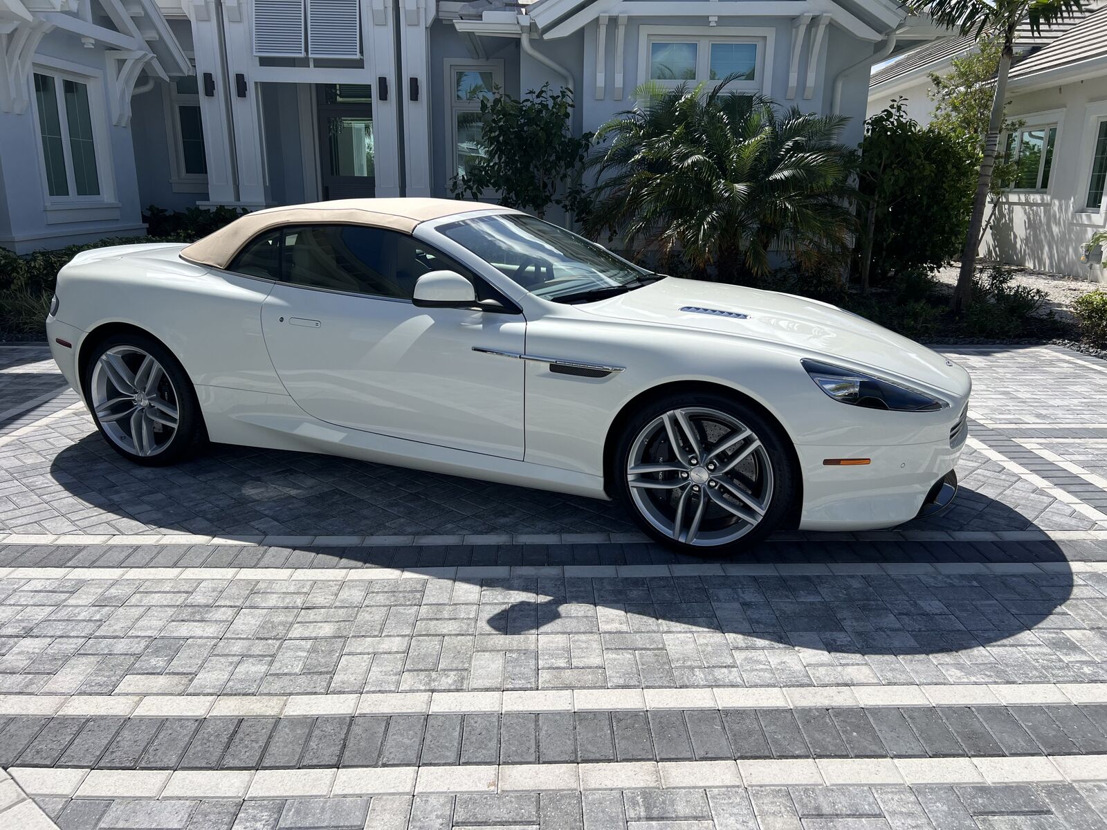 Aston Martin DB9