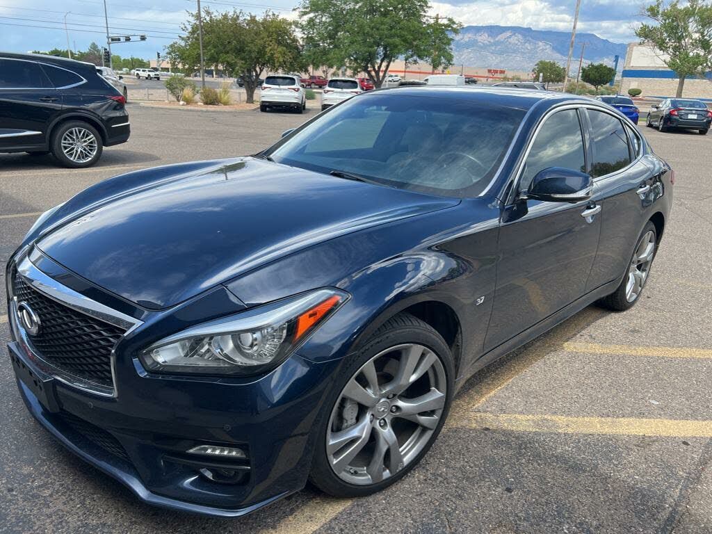 Infiniti Q70