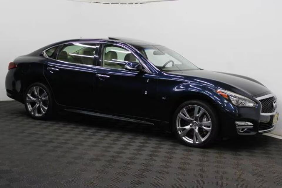 Infiniti Q70L