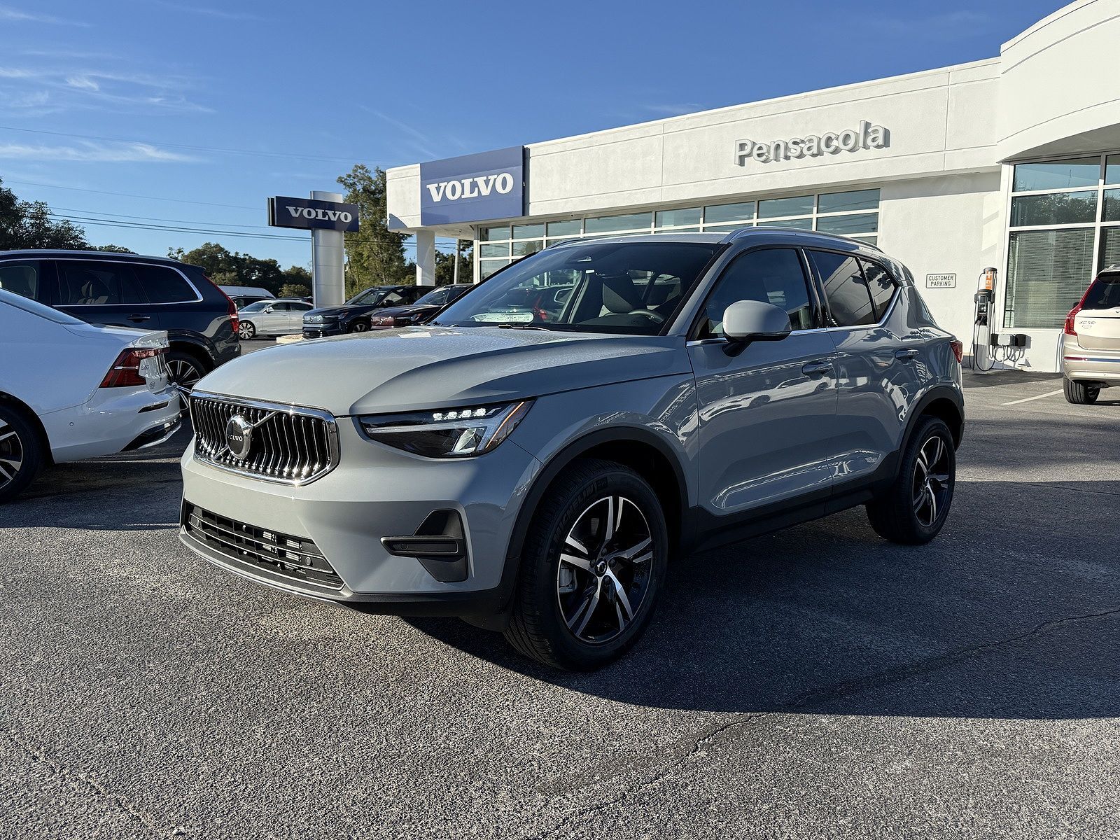 2025 VOLVO XC40
