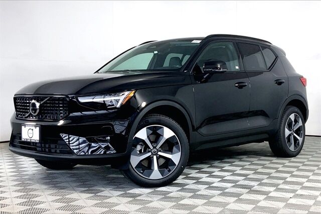 2025 VOLVO XC40