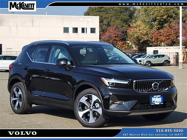 2025 VOLVO XC40