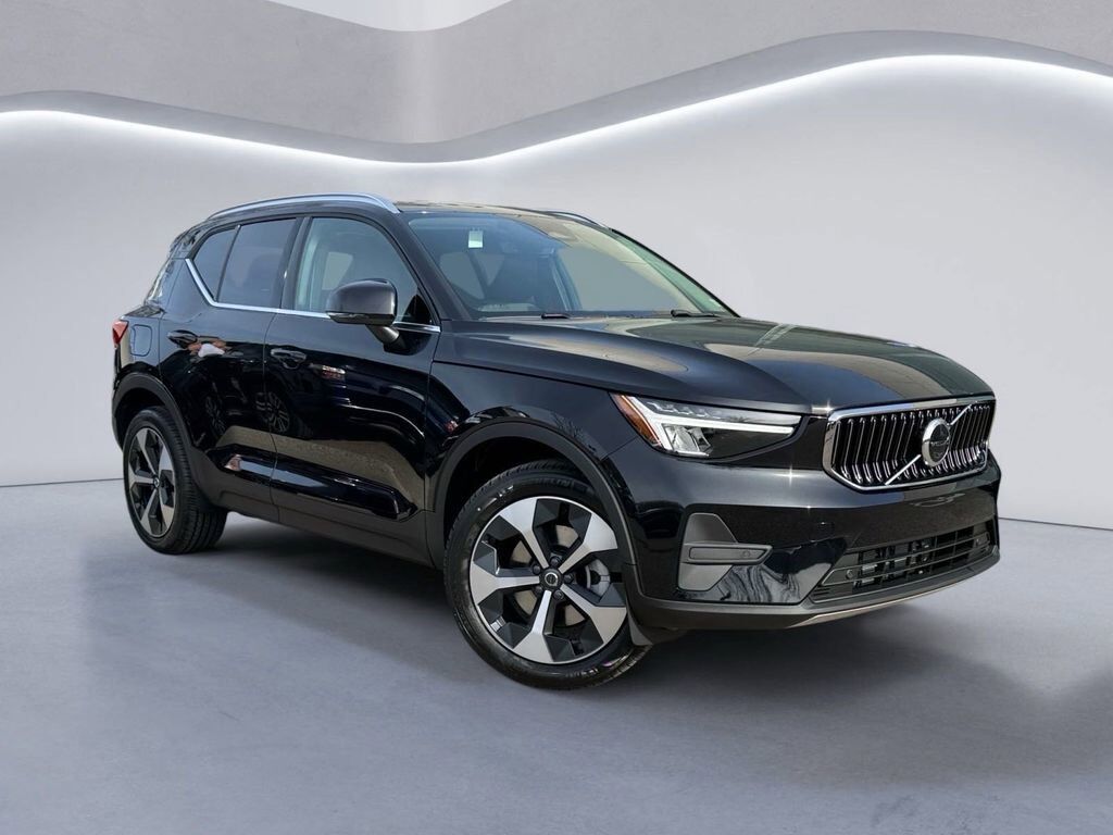2025 VOLVO XC40