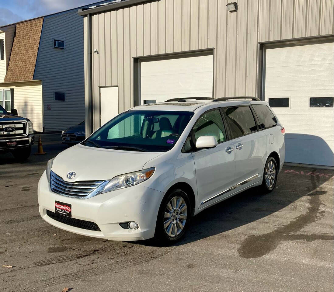 2011 TOYOTA Sienna