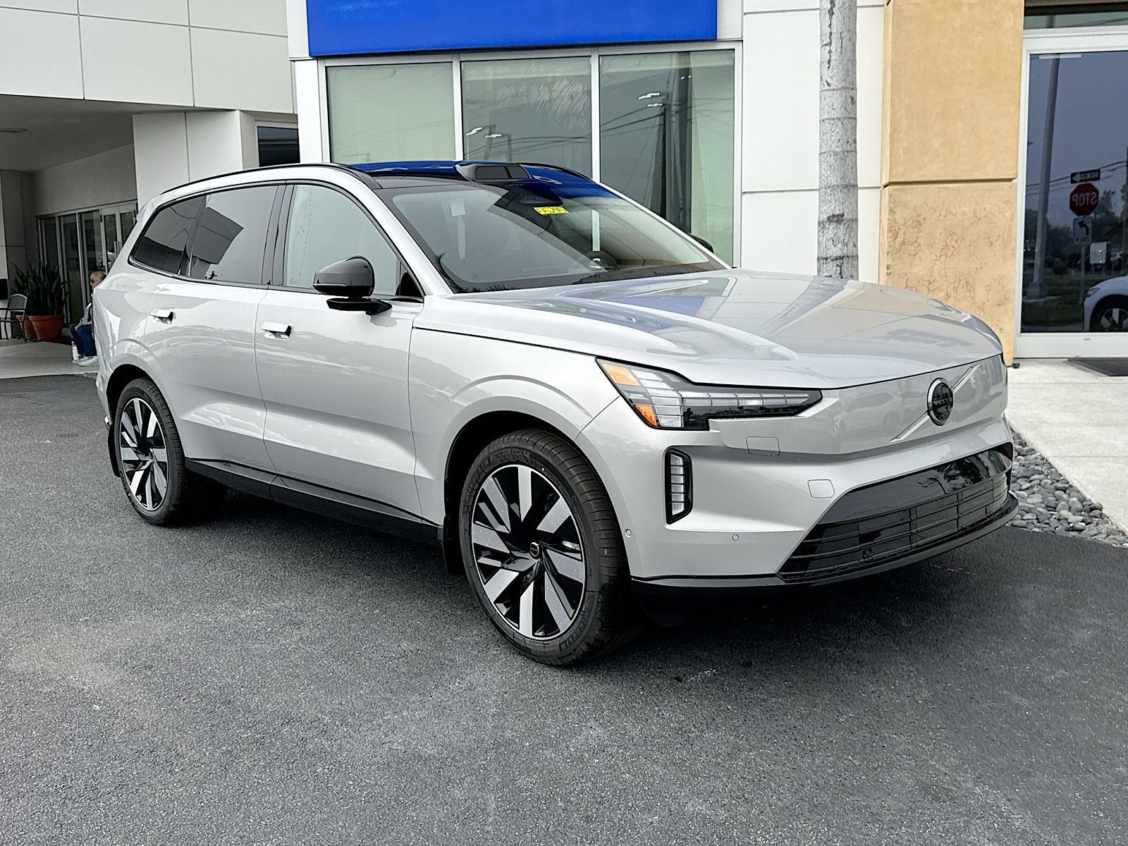 2025 VOLVO EX90