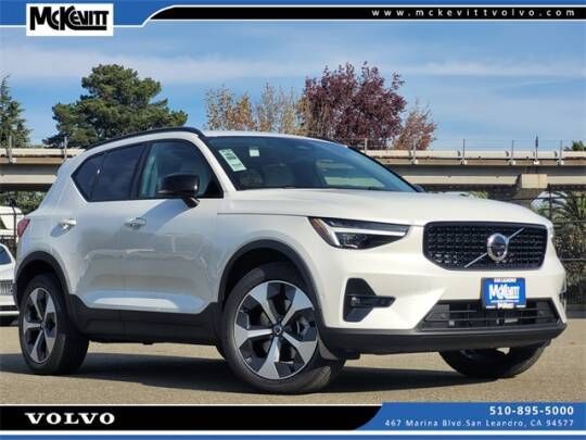 2025 VOLVO XC40