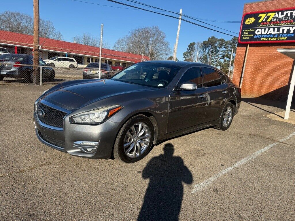 Infiniti Q70