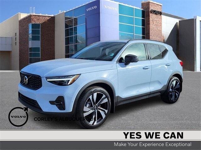 2025 VOLVO XC40
