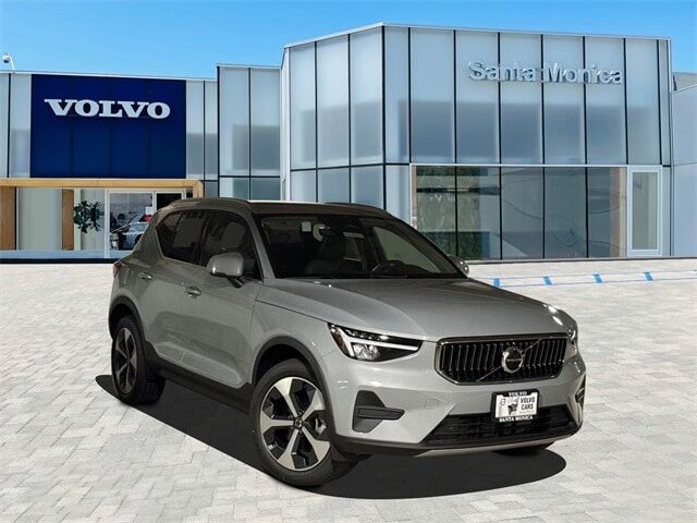2025 VOLVO XC40