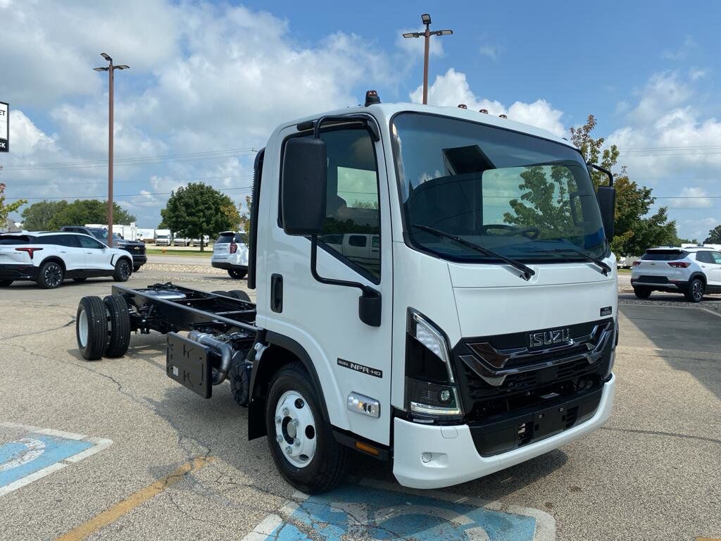2025 ISUZU NPR-HD