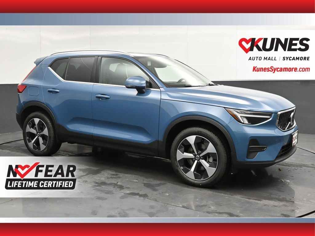2025 VOLVO XC40