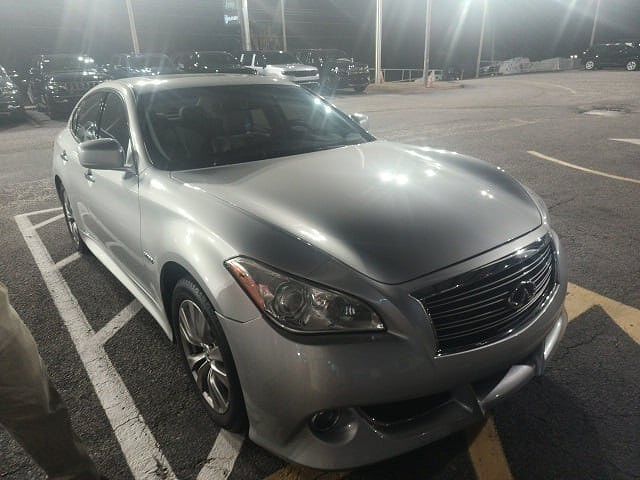 Infiniti Q70