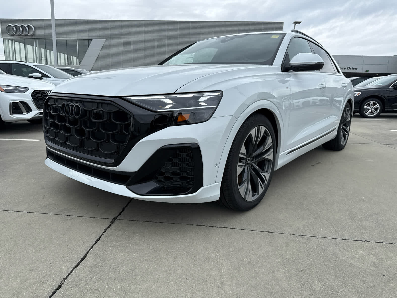 2025 AUDI Q8