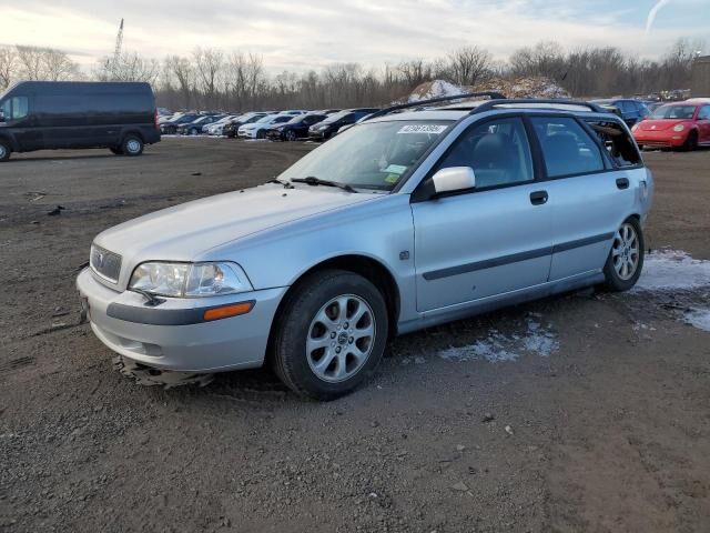 2002 VOLVO V40