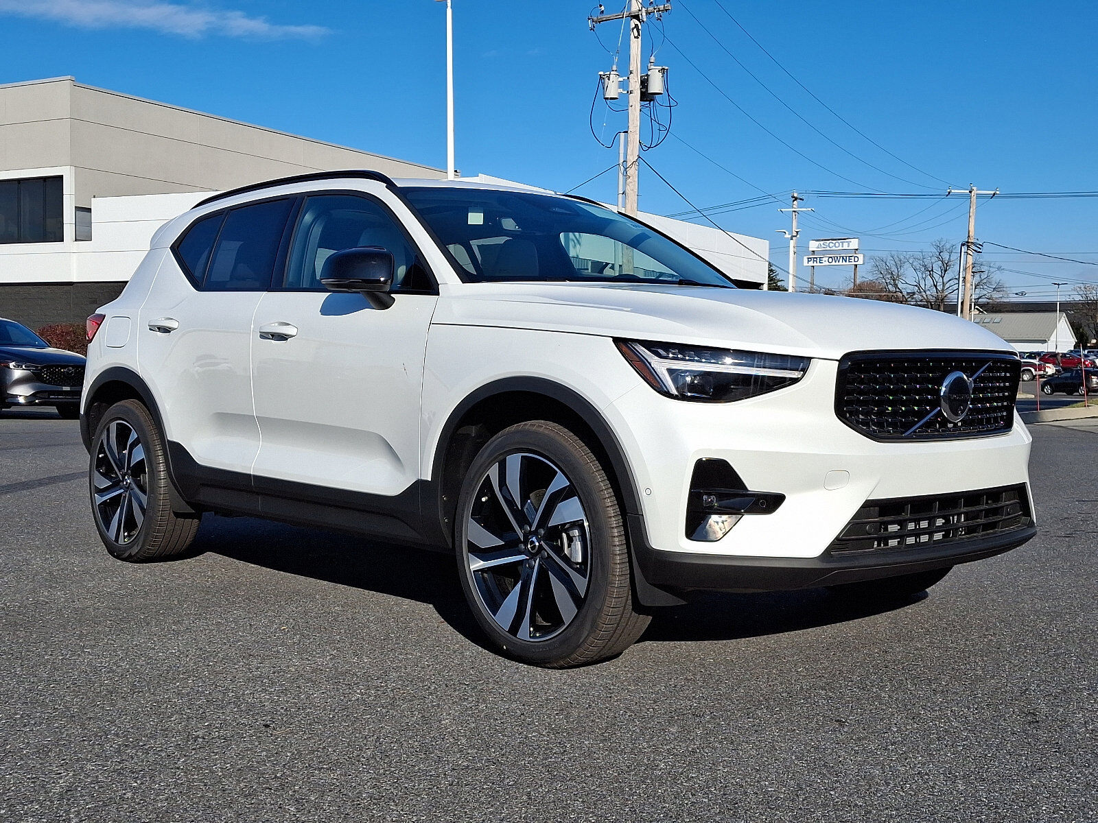 2025 VOLVO XC40