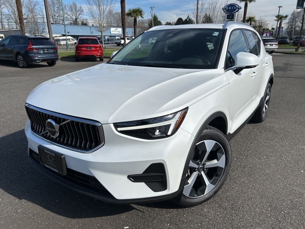 2025 VOLVO XC40