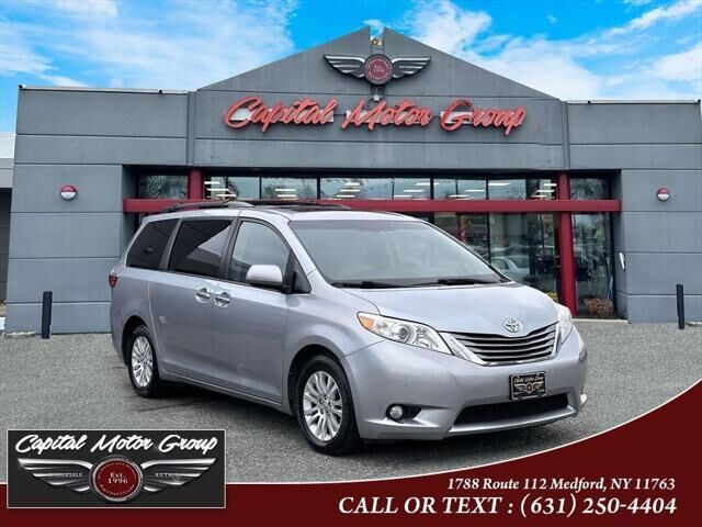 2017 TOYOTA Sienna