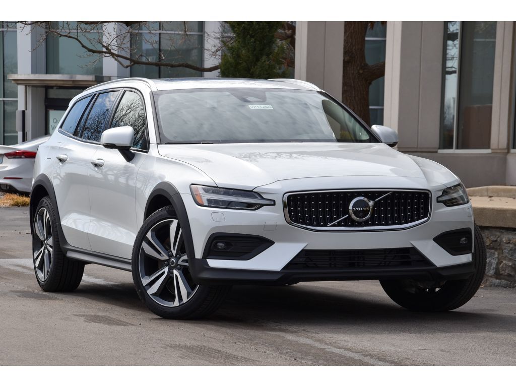 2025 VOLVO V60CC