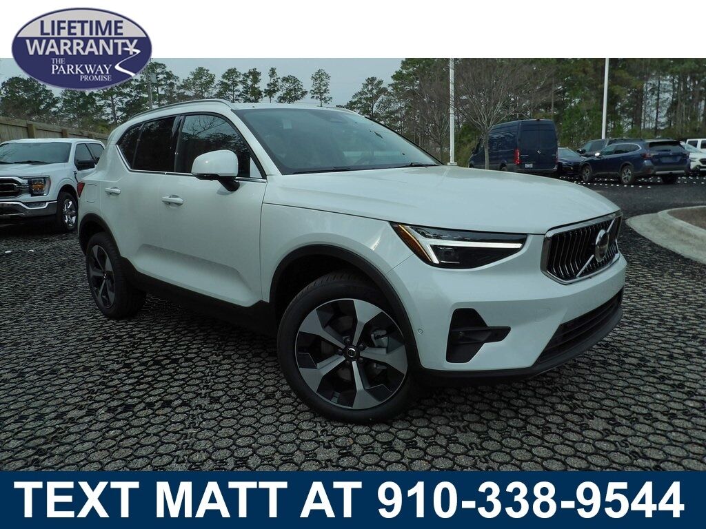 2025 VOLVO XC40