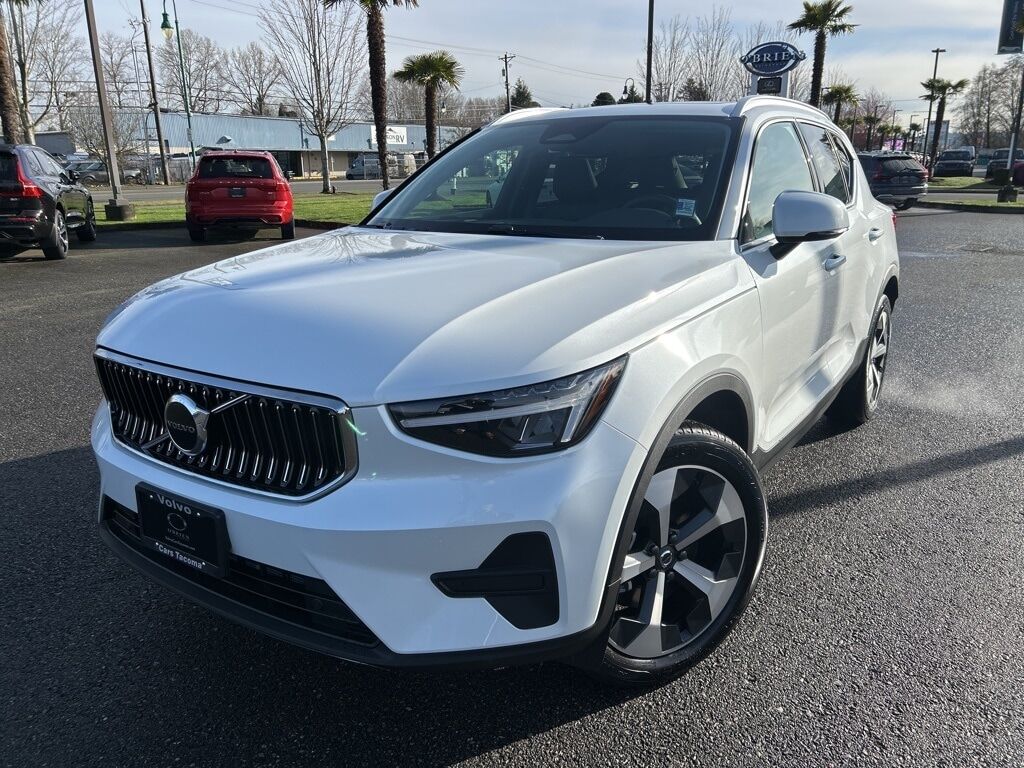 2025 VOLVO XC40