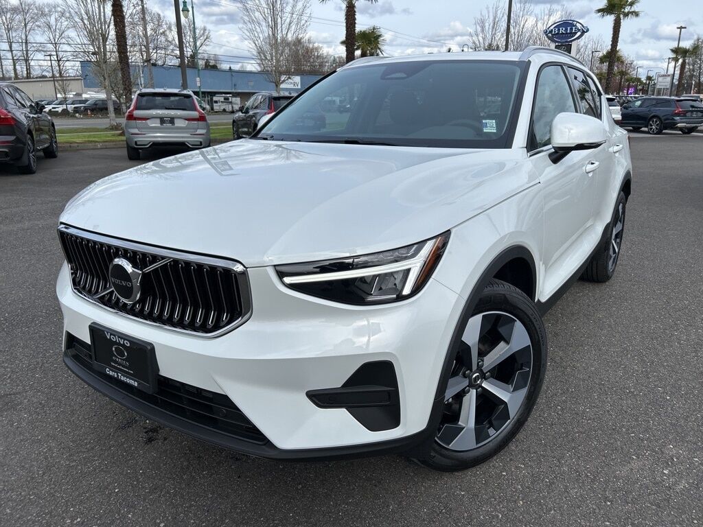 2025 VOLVO XC40