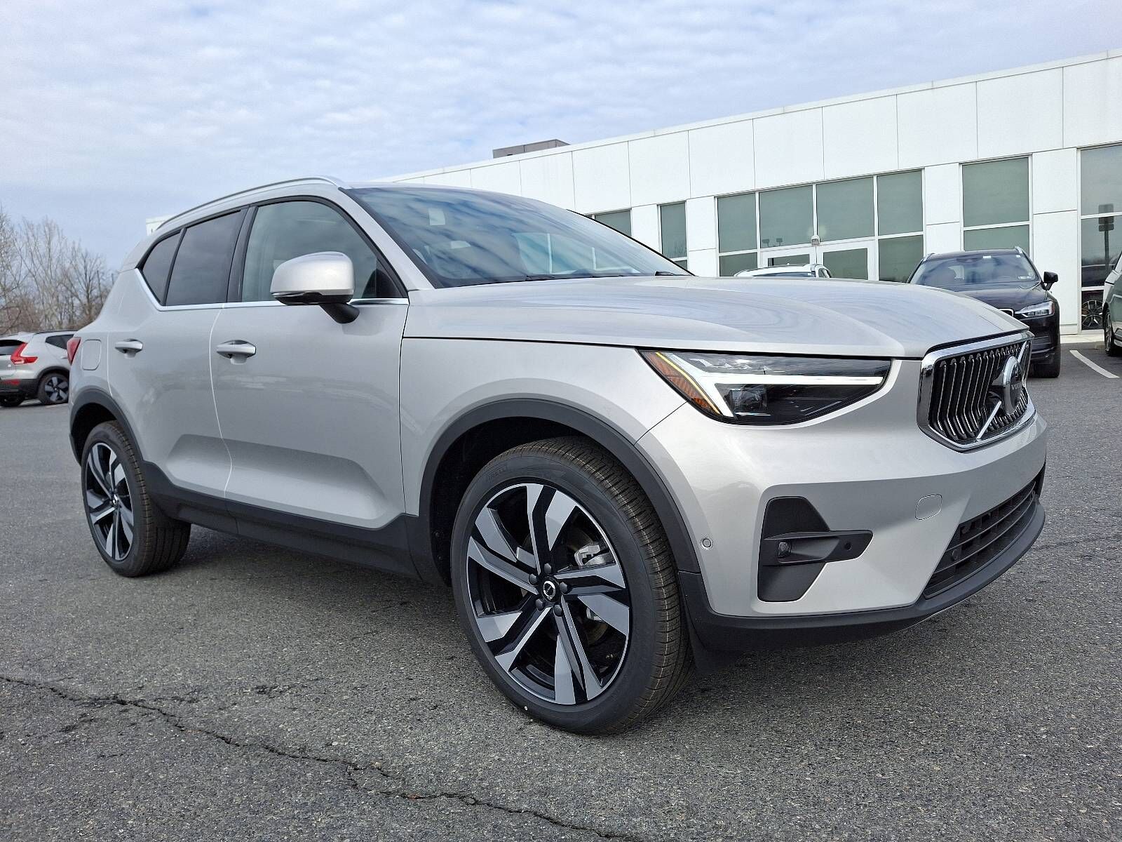 2025 VOLVO XC40