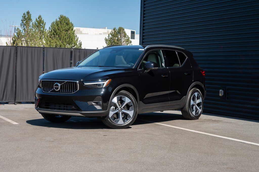 2025 VOLVO XC40