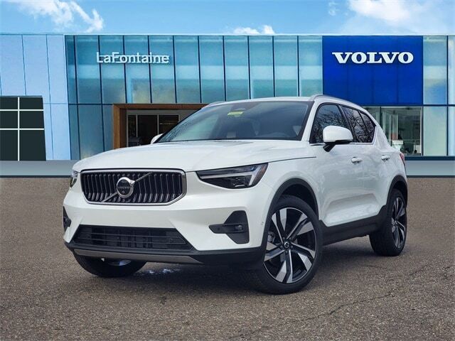 2025 VOLVO XC40