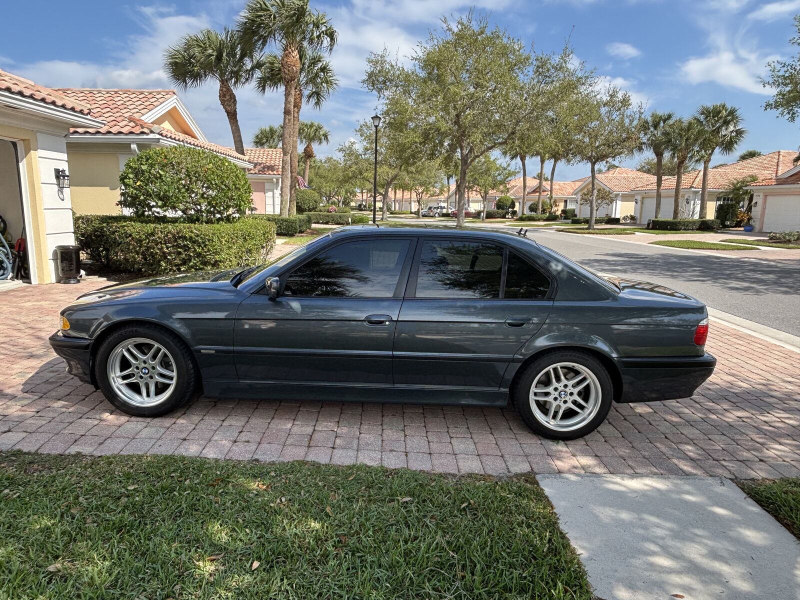 BMW 740i