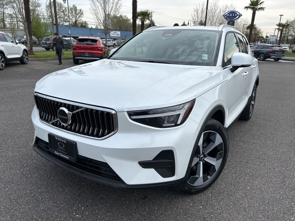 2025 VOLVO XC40