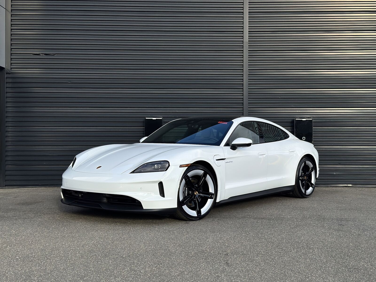 2025 PORSCHE Taycan