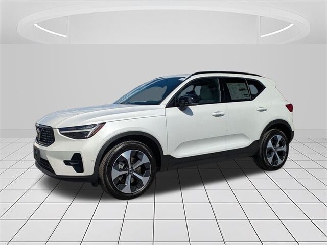 2025 VOLVO XC40