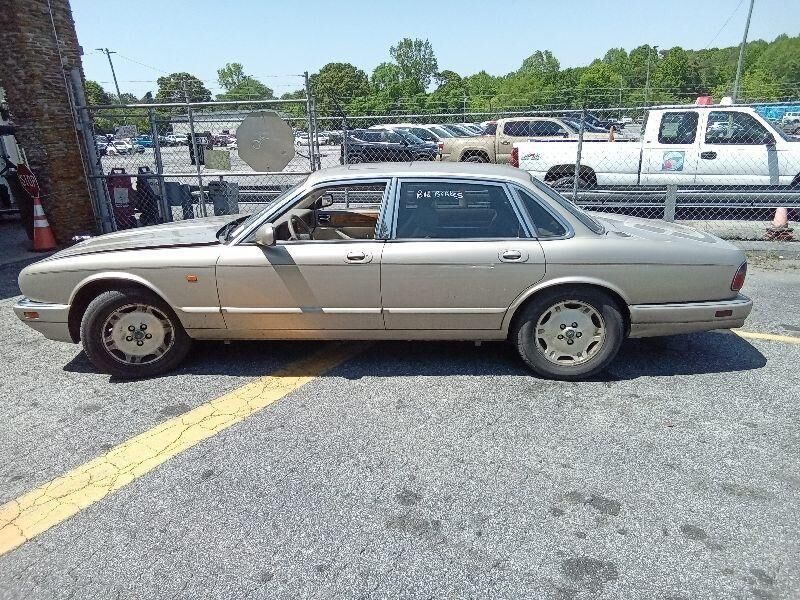 Jaguar XJ6