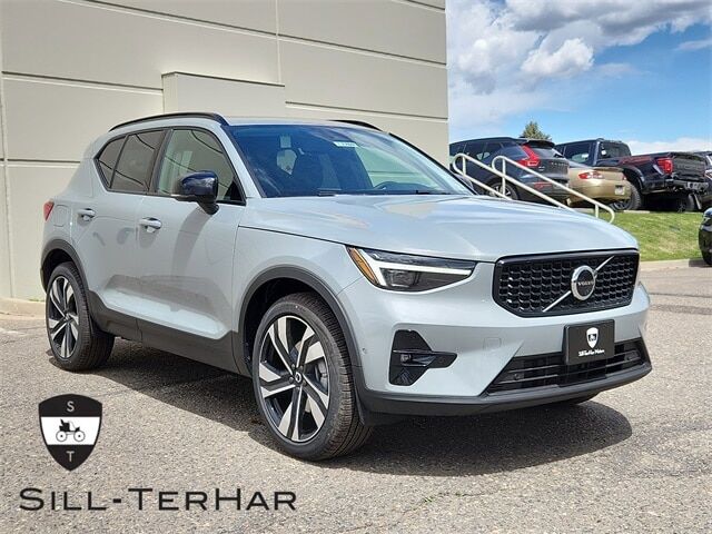2025 VOLVO XC40