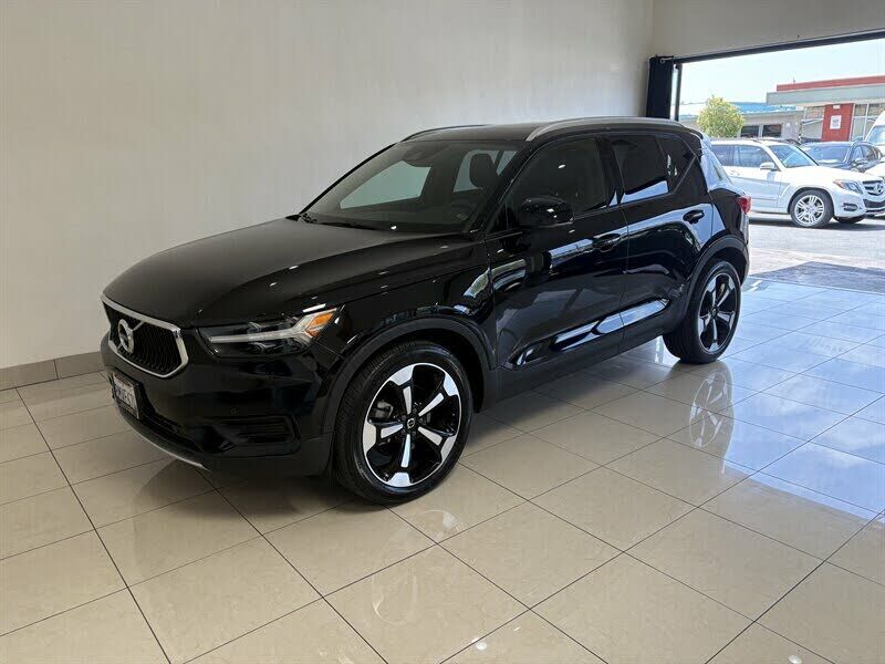 2020 VOLVO XC40