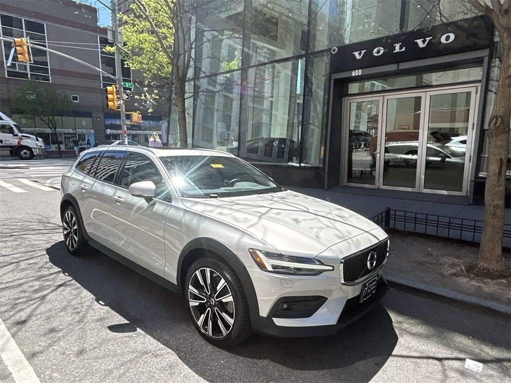 2022 VOLVO V60CC