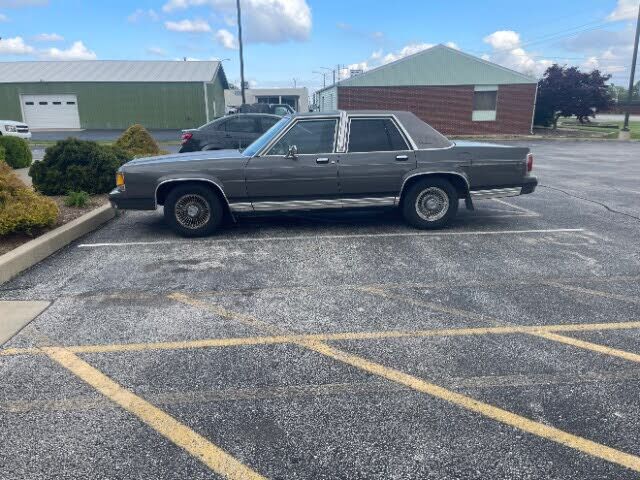 Ford Crown Victoria