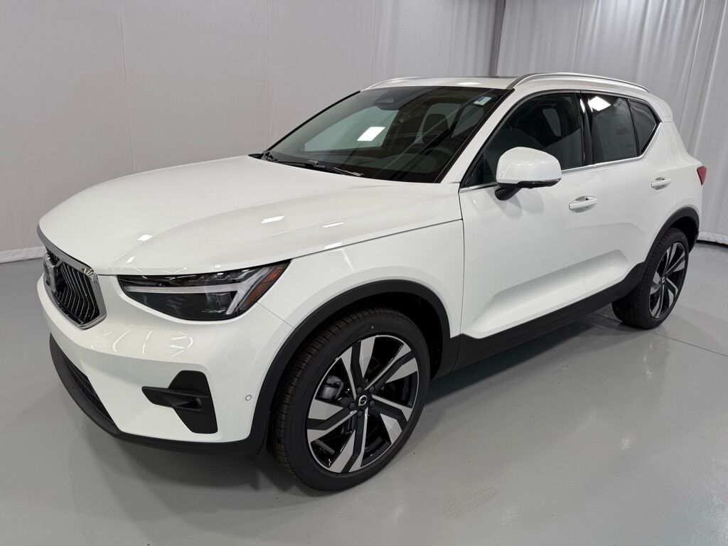2025 VOLVO XC40