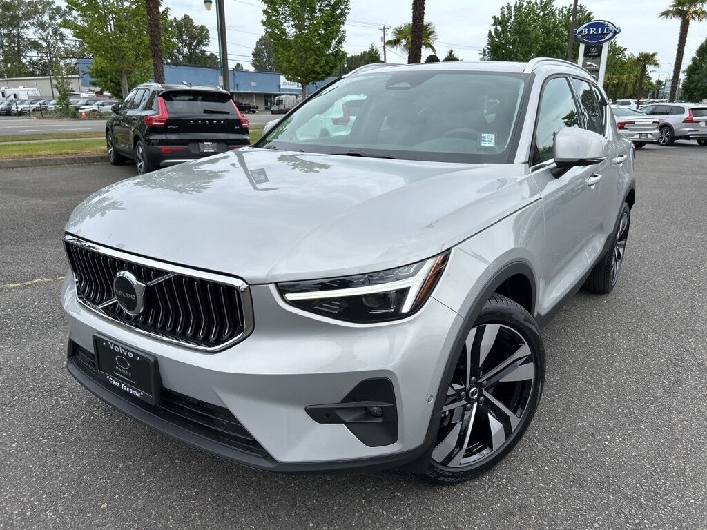 2025 VOLVO XC40