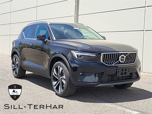 2025 VOLVO XC40