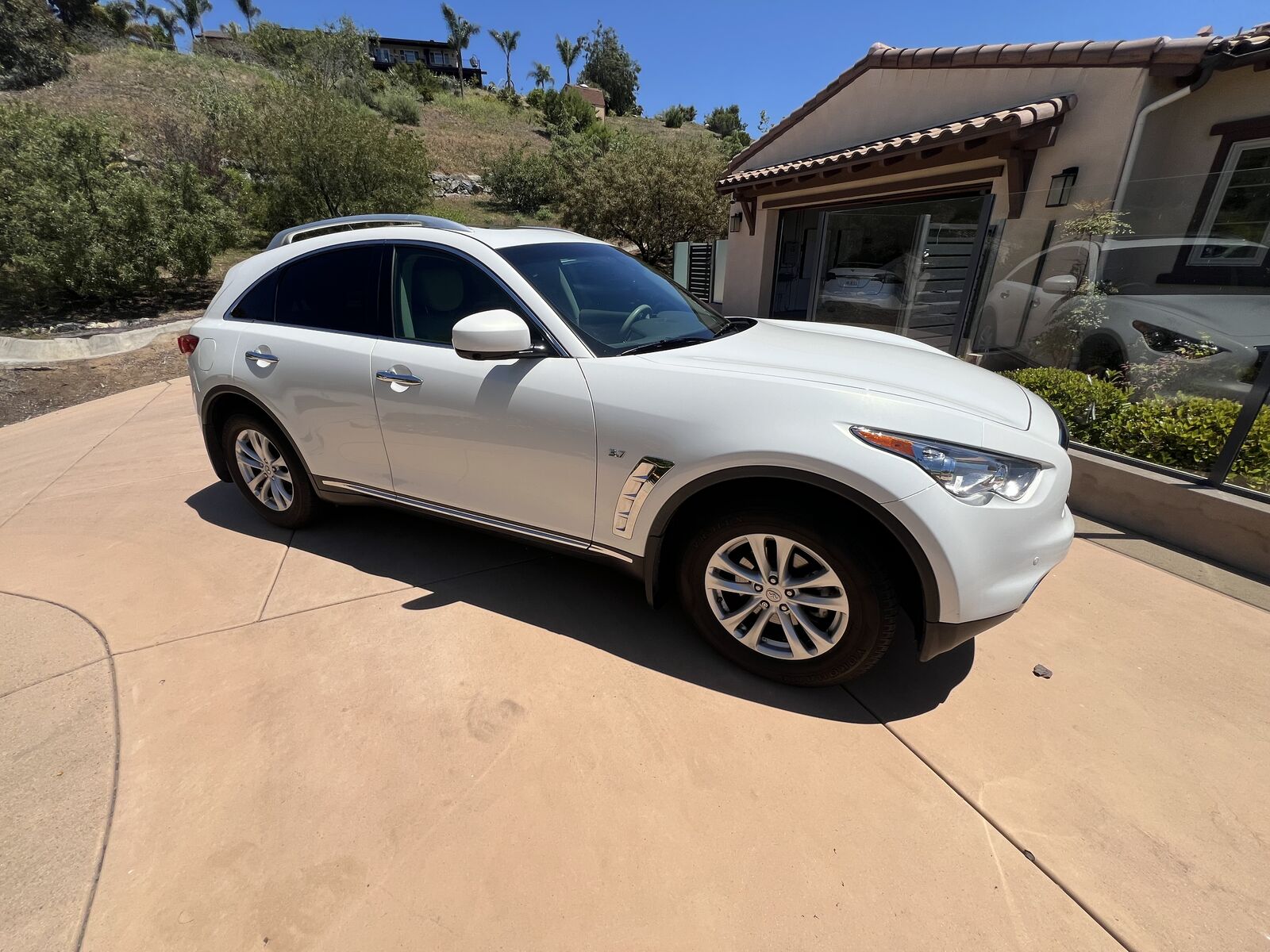 Infiniti QX70