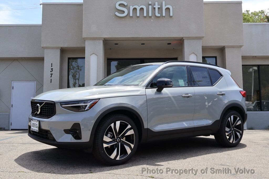 2025 VOLVO XC40