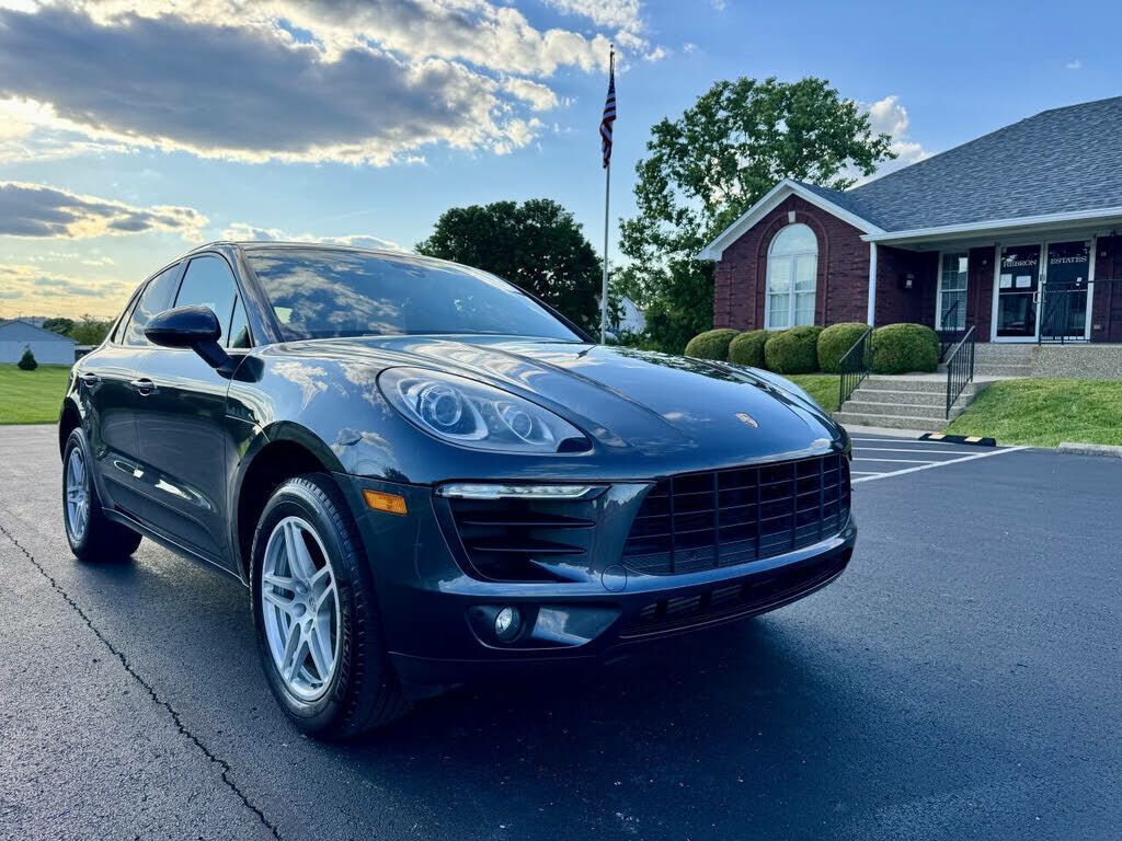 2017 PORSCHE Macan