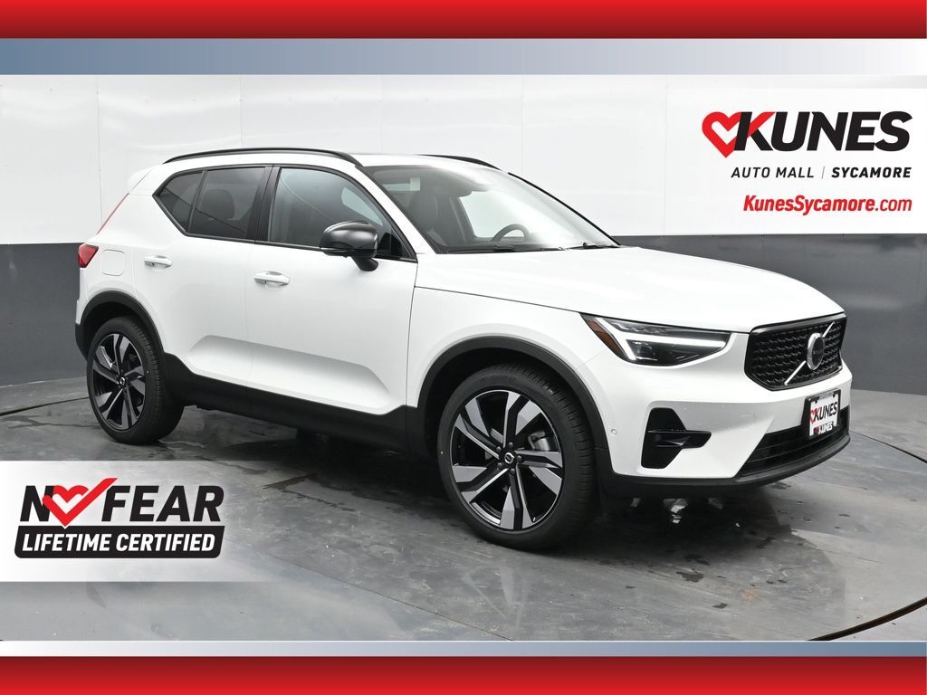 2025 VOLVO XC40