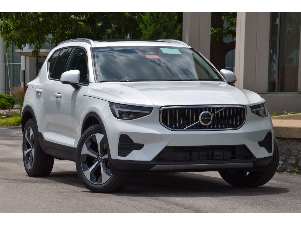 2025 VOLVO XC40