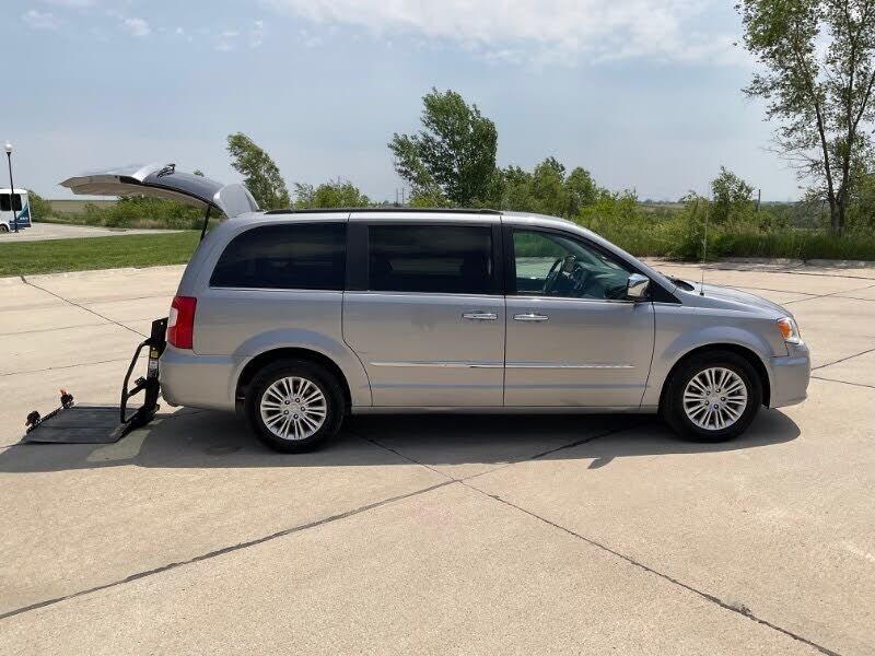 2015 CHRYSLER Town and Country