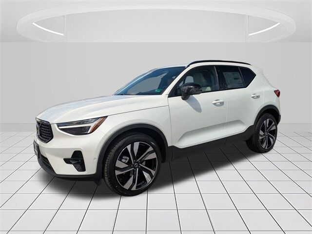 2025 VOLVO XC40