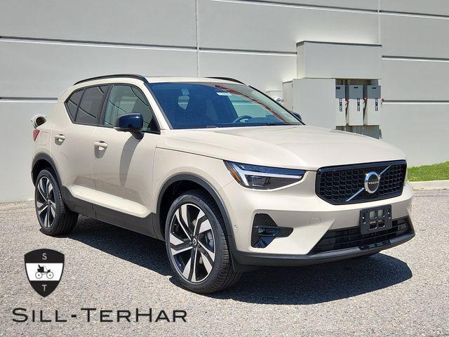 2025 VOLVO XC40