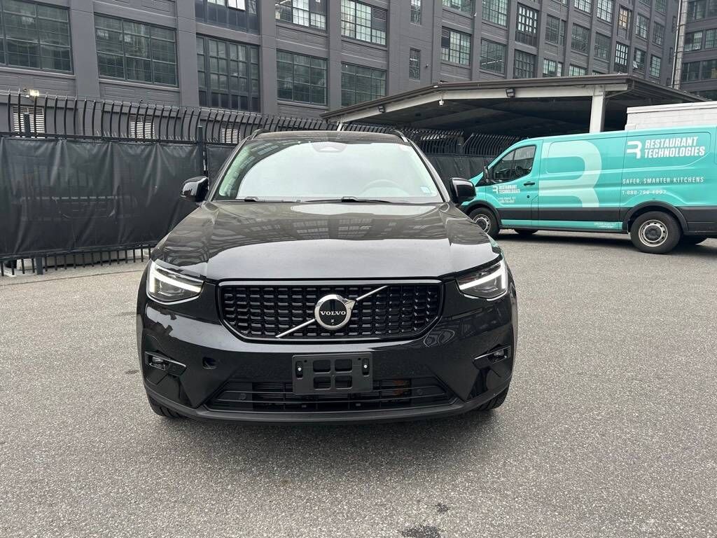 2025 VOLVO XC40